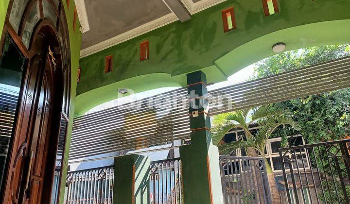 di  rumah tiga lantai di kawasan perumahan GKGA Kebomas Gresik Jawa Timur 2