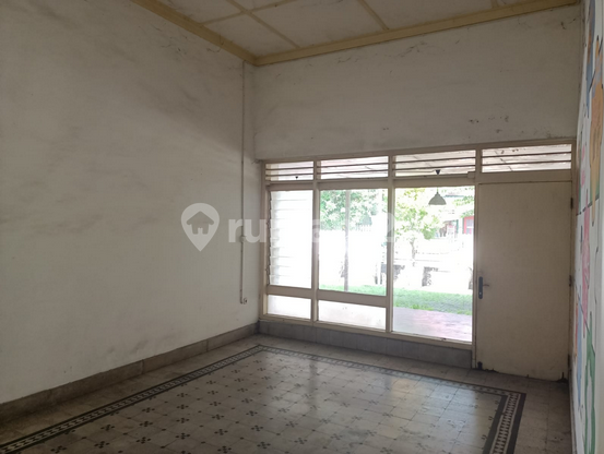 FOR RENT SPACIOUS HOUSE WITH A LARGE YARD – SUITABLE FOR RESIDENCE OR BUSINESS