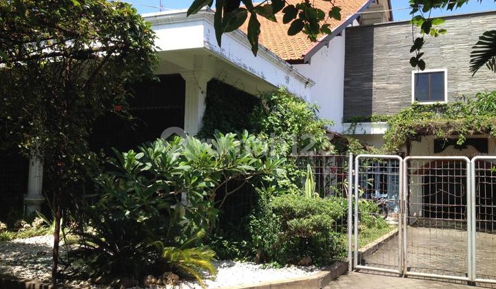 Hunian Klasik Mewah & Asri di Lahan Super Luas (1.165 M²) (Lb) Hunian Klasik Mewah & Asri di Lahan Super Luas (1.165 M²) (Lb)