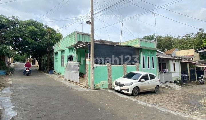 Semi Furnished Residence Hook at Taman Warnasari Indah Semi Furnished Residence Hook at Taman Warnasari Indah