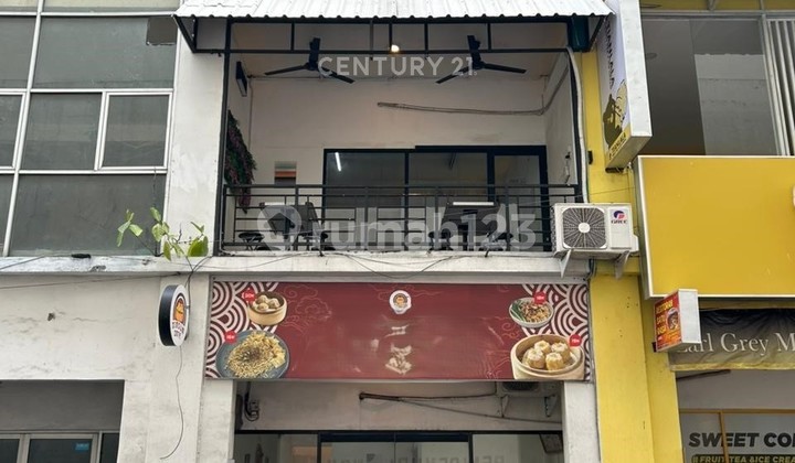 English translation: 3-story Shophouse on Jl Veteran, next to Ramayana English translation: 3-story Shophouse on Jl Veteran, next to Ramayana