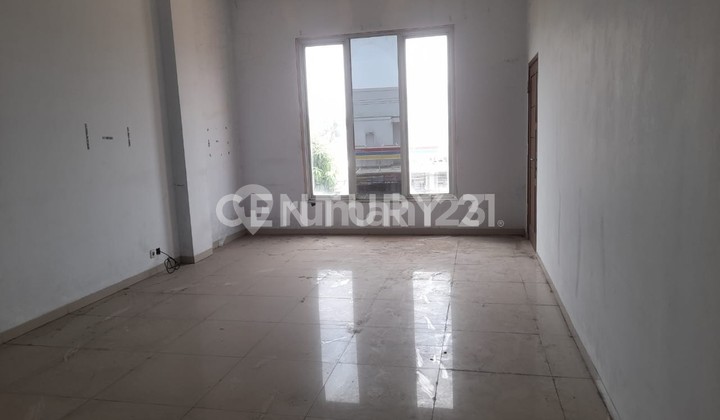 Three-Floor Shop House on Tembong Main Road, Suitable for Business 2