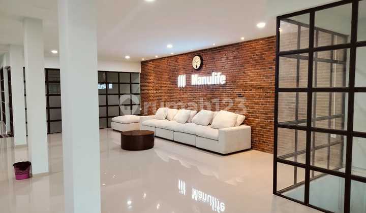 Gubeng Nol Street shop house in excellent condition for rent.