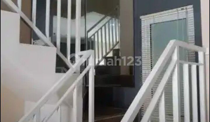Rumah 3 Lantai Minimalis Modern di Jakarta Pusat 2