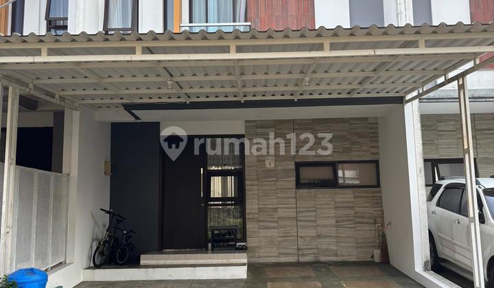 Nice House with a Comfortable and Beautiful Environment at De Latinos BSD