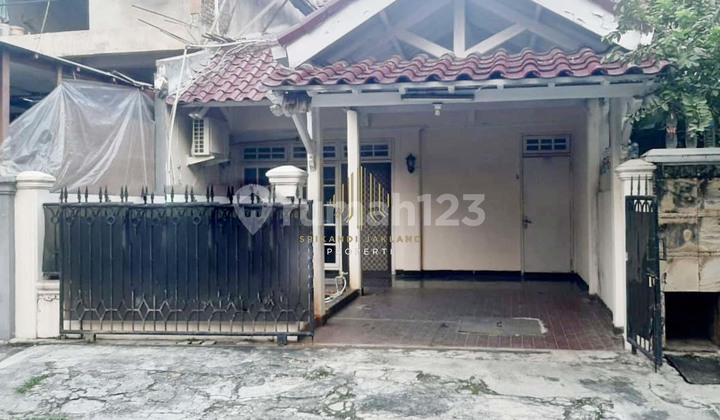 Old House Ready to Live, Quick Sale, 2-Car Access, Pondok Indah