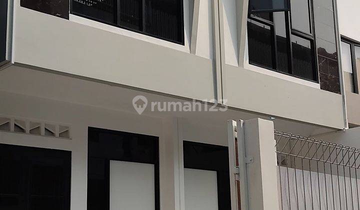 Rumah 2 Lantai Murah Dan Strategis Dekat Jalan Utama Pramuka 1