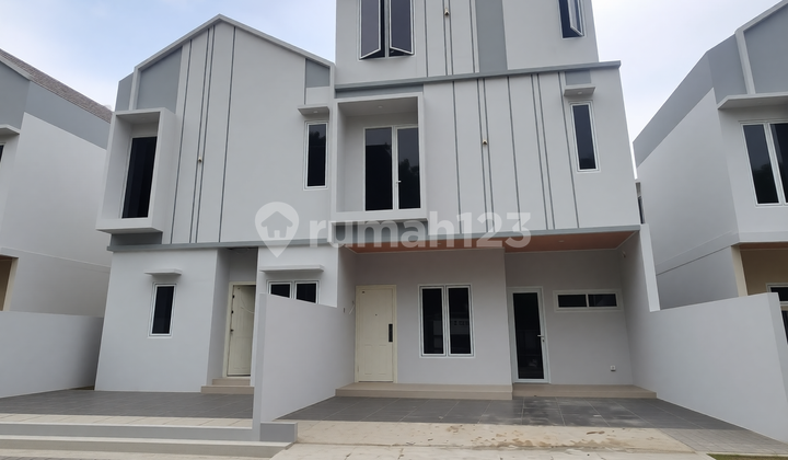 2-Storey House, 3 Bedrooms, 3 Bathrooms, Freehold, Carport, Mortgages Available, Percetakan Negara Area. 2-Storey House, 3 Bedrooms, 3 Bathrooms, Freehold, Carport, Mortgages Available, Percetakan Negara Area.