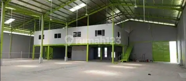 For rent, a neat and clean warehouse in the Cikupa area.