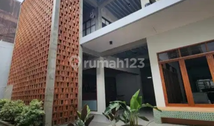 Dijual Gedung 3 Lantai Lokasi Strategis di Menteng Jakpus 