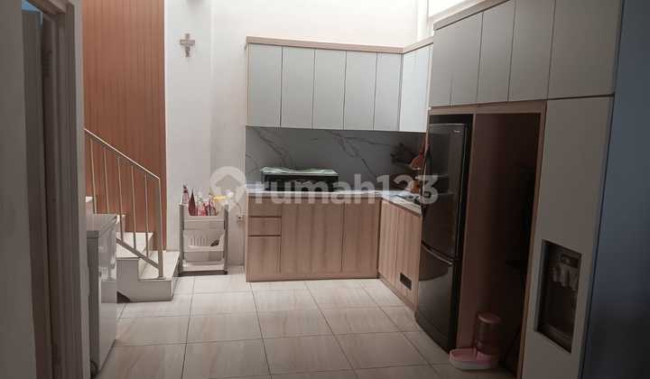 Turun Harga! Rumah 2 lantai di Taman Parahyangan, Lippo Karawaci 2
