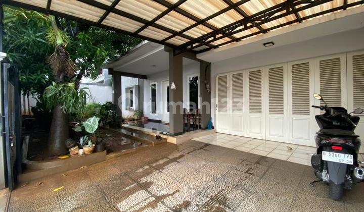 Rumah Luas 1 Lantai dengan Kolam Renang Pribadi di Bangka Kemang