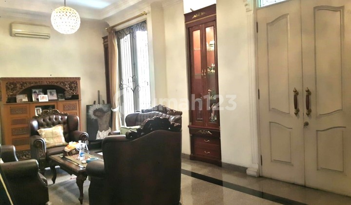 Dijual Rumah Classic dengan Pool dan Karaoke Room Lokasi Strategis