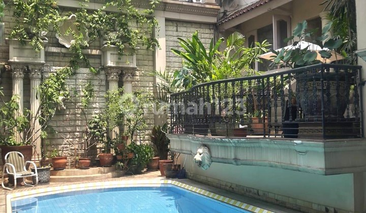 Dijual Rumah Classic dengan Pool dan Karaoke Room Lokasi Strategis