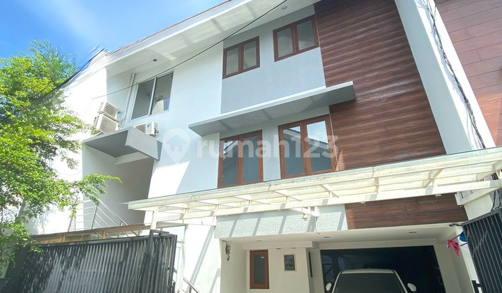 Rumah Modern Semi Furnished Selangkah ke MRT Bangunan 3 Lantai