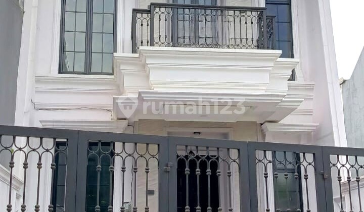 Rumah Brand New Desain American Classic 2 Lantai di Tanah Baru Rumah Brand New Desain American Classic 2 Lantai di Tanah Baru