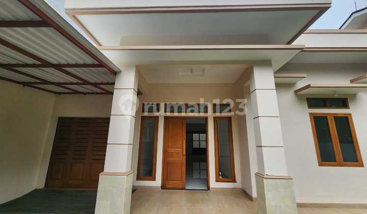 Spacious Ready-to-Live House in an Exclusive and Strategic Complex in Pejaten