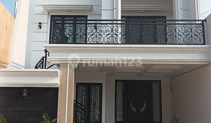 Dijual Rumah Brand New Desain American Classic di Jagakarsa