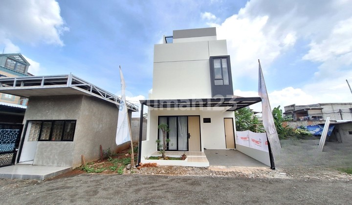 Rumah Brand New Desain Elegan 3 Lantai Akses Bagus 