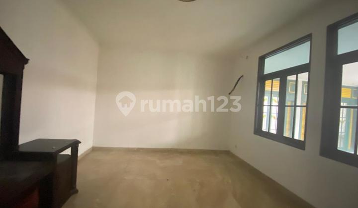 Newly Renovated Ready-to-Live House, 443m2 Area in Cinere 2