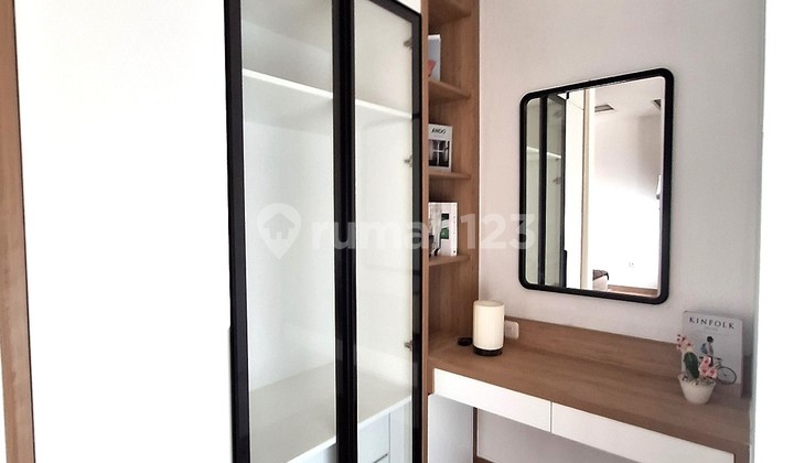 Rumah Brand New Desain Elegan 3 Lantai Akses Bagus  2