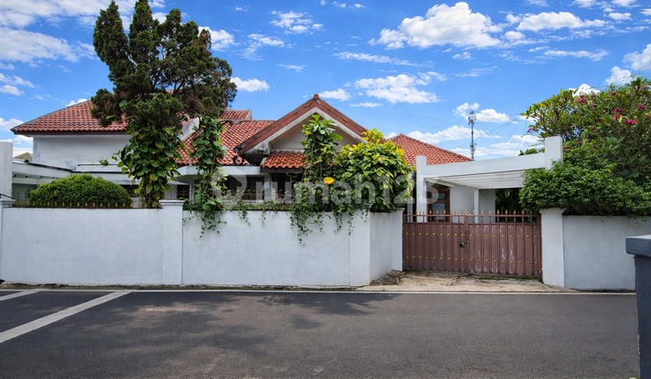 Attractive Priced House 366m2 Land Hook in Jagakarsa Attractive Priced House 366m2 Land Hook in Jagakarsa