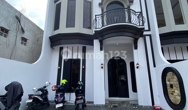 Rumah Modern Klasik 2 Lantai di Jagakarsa Brand New Dekat ke Tol