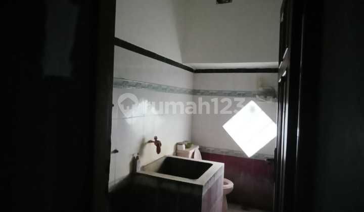 1-Story Hook House in Bandung, Attractive Price, Strategic Location 2