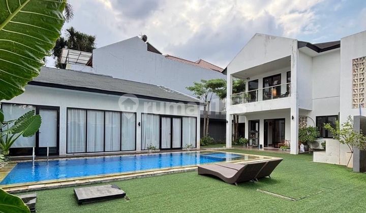 Hunian Tropical Mewah Lengkap Kolam Renang Pribadi di Komplek Elit Cinere