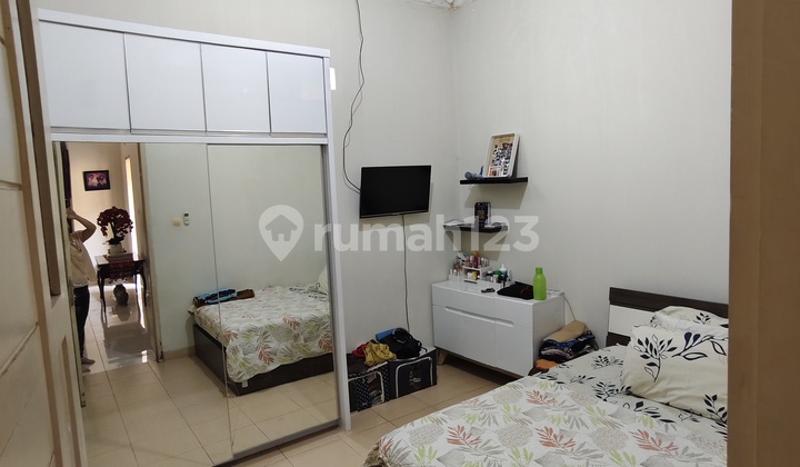 Rumah dengan Taman Indoor Strategis di Jatikramat Bekasi 2