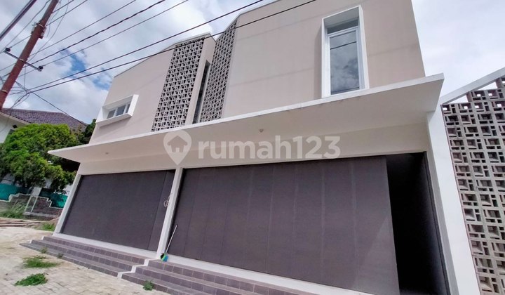 Ready-to-Use Shop House on Main Road Sarijadi, Suitable for Office or Business 1