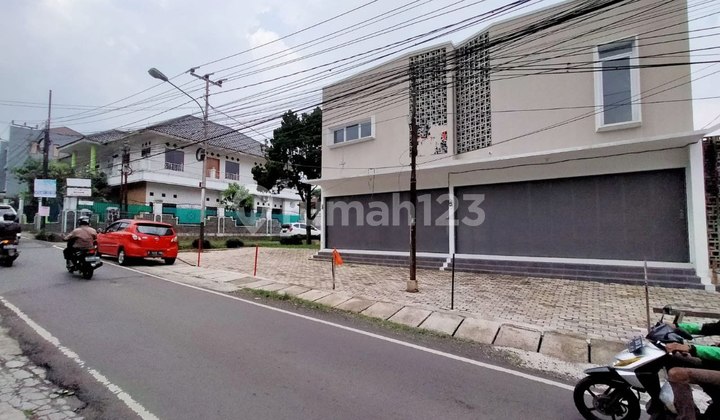 Ready-to-Use Shop House on Main Road Sarijadi, Suitable for Office or Business 2