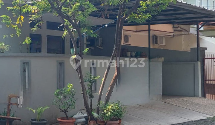 COMFORTABLE HOUSE WITH HOOK POSITION IN KELAPA GADING 2