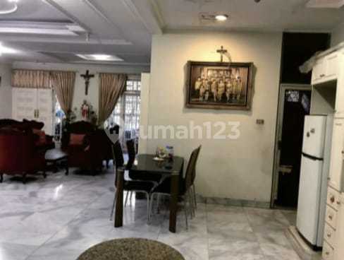 Rumah plus ruang usaha lokasi di Jakarta pusat  2