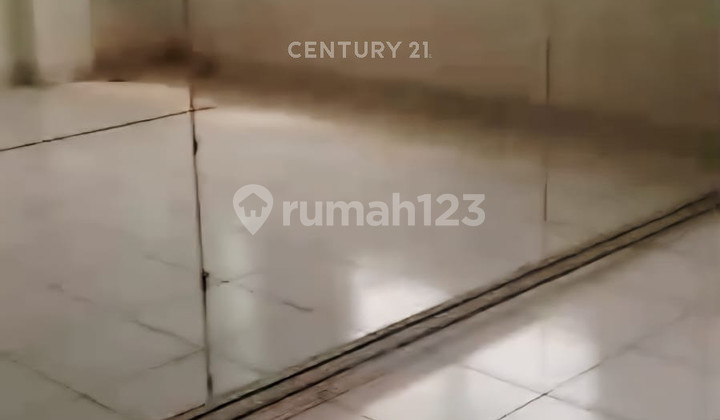 Roadside Shophouse on Ratu Kemuning Street, Duri Kepa, West Jakarta 2