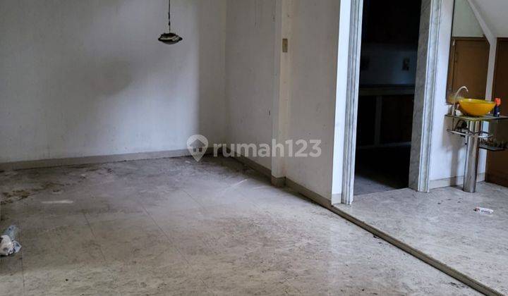 Rumah 2 1/2 Lantai Di Jakarta Timur, Shm 2