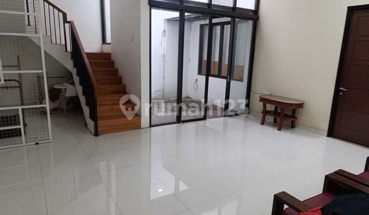 For Rent Ready-to-Occupy 2-Story House with 5 Bedrooms in Bekasi City, Bekasi For Rent Ready-to-Occupy 2-Story House with 5 Bedrooms in Bekasi City, Bekasi