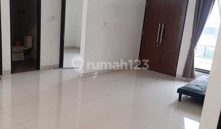 Disewakan Rumah Siap Huni 2 Lantai dengan 5.Kamar Tidur di Bekasi Kota, Bekasi 2