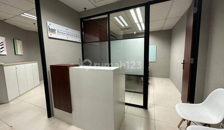 Disewakan Ruang Kantor 69m2 Fully Furnished Jakarta Selatan. Menara 165