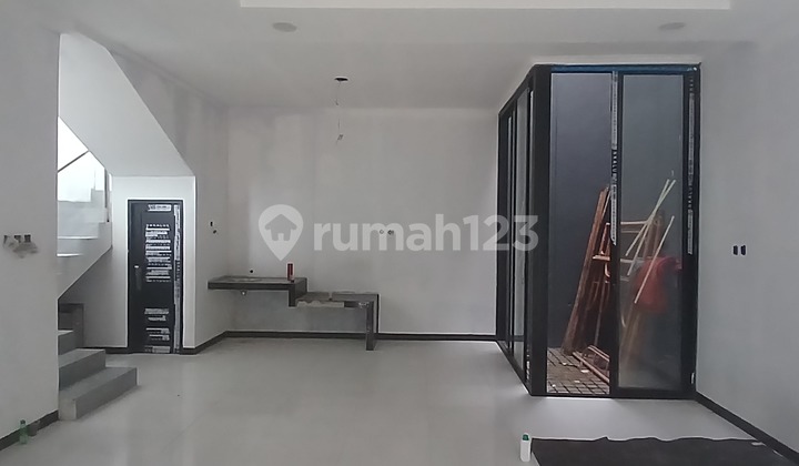 DI JUAL/FOR SALE RUMAH BARU MINIMALIS* 3 UNIT , 2 LANTAI* KOPO PERMAI 2* LT. 91 M2* LB. 121 M2* LM 7 MTR* HADAP TIMUR* 3 KT , 3 KM* LISTRIK 2200WATT* AIR SEMISIBLE* CARPORT* SHMHARGA. 1.275 JT NEGOINFO : 08221857xxxxT.BUDIMAN/XMAC