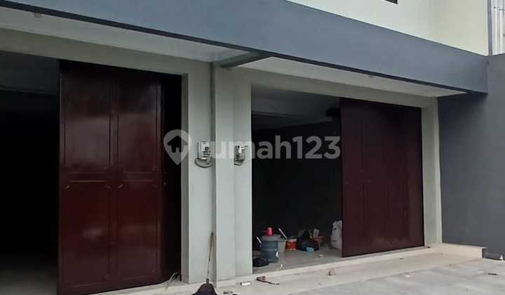 DISEWAKAN/FOR RENTRUKO BARU MAINROAD TERUSAN KOPO RAYA , 2 LANTAILM 5 X 18 MTRLB 180 M2 , LT 105 M2 CARPORT 2LISTRIK TOKEN 2200 WATTAIR SIBLE , KM 1HADAP SELATANOP : 100 JT/THNINFO : 08221857xxxxTEGUH BUDIMAN/XMAC