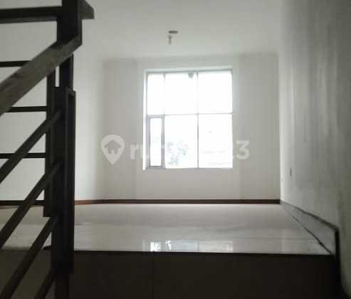 FOR RENT/FOR SALE KOPO RAYA MAINROAD SHOPHOUSE 3 FLOORS BUILDING AREA: 210 M2 (5 X 14 X 3 FLOORS) LAND AREA: 70 - 85 M2 ELECTRICITY: WATER JET PUMP, 3 BATHROOMS CERTIFICATE SOUTH FACING CONTACT: * RENT 95 MILLION/YEAR NEGOTIABLE * SALE: INFO: 0822.1857.7273 TEGUH BUDIMAN/XMAC 2