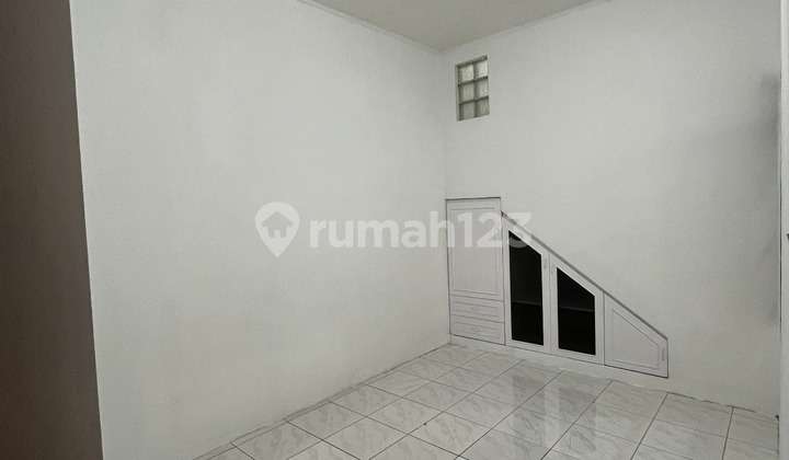 DIJUAL/FOR SALERUMAH SIAP HUNI FULL RENOVASI ,LOKASI TKI 3 LT : 144M²LB : 225M²KAMAR : 5. KM : 3GARASI : 1 CARPORT: 1LISTRIK: 4500WAIR : SIBEL 100M (BERSIH)HADAP : BARATSHMLEBAR MUKA : 9MHARGA: 1,95M NEPISINFO : 0822xxxxxxxxTEGUH BUDIMAN/XMAC 2
