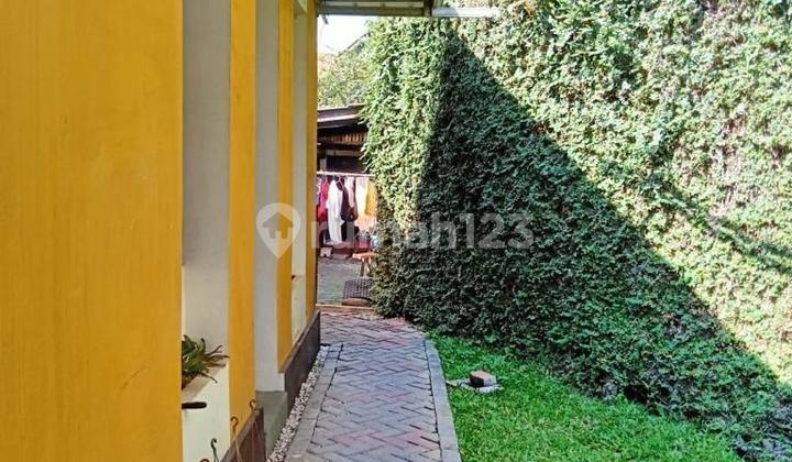 DI JUAL/FOR SALE RUMAH KOTA BANDUNG SAYAP DAGOLUAS TANAH: 1.027 M2LUAS BANGUNAN: +/- 500 M2LEBAR MUKA: -BENTUK TANAH: LEGALITAS: SHMKT BRP: 3 RUANGAN:1 HALFWAY1 SALON1 ASISTEN6 KAMAR TIDUR:1 KAMAR KELUARGA5 KAMAR PEGAWAIKM BRP: 6KM1 MBA PUR1 HALFWAY1 SALO 2