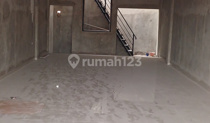 DISEWAKAN/FOR RENTRUKO BARU MAINROAD TERUSAN KOPO RAYA , 2 LANTAILM 5 X 18 MTRLB 180 M2 , LT 105 M2 CARPORT 2LISTRIK TOKEN 2200 WATTAIR SIBLE , KM 2 HADAP SELATANOP : 100 JT/THNINFO : 08221857xxxxTEGUH BUDIMAN/XMAC