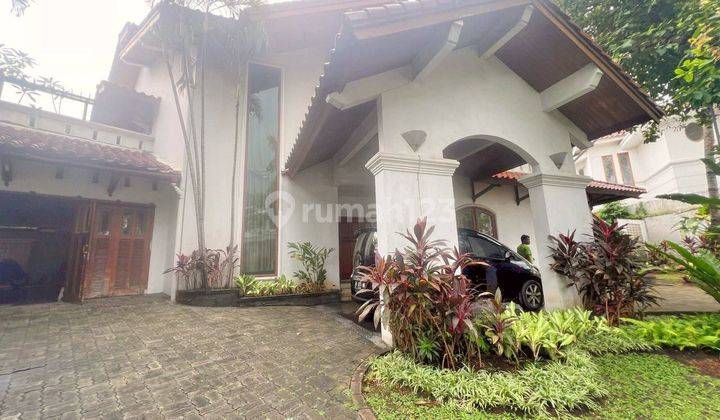 Dijual Rumah 2 Lantai Dengan Halaman Luas Dan Kolam Renang 1