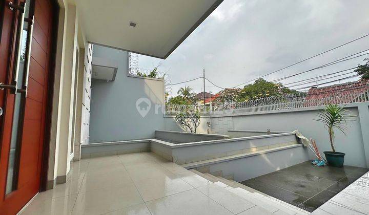 Disewakan Rumah Nyaman Semi Furnished Dengan Garasi Luas 2