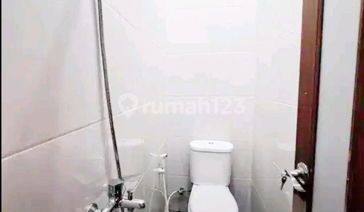 Room with Ensuite Bathroom in Gading Serpong 2