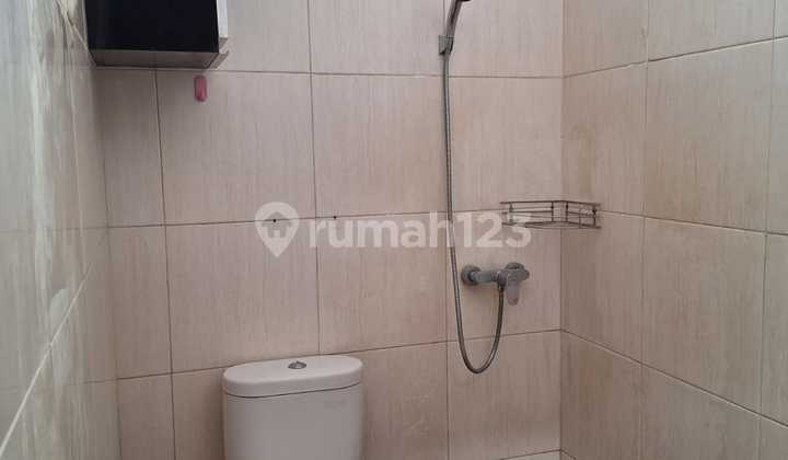 Room with Ensuite Bathroom in Gading Serpong 2