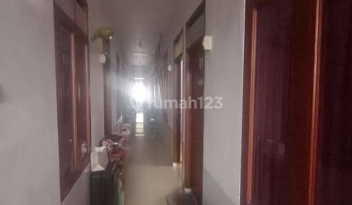 Di jual rumah bagus  2.5 lantai dengan kostan. Kamar mandi dalam 12 pintu. Lokasi strategis dekat perkantoran, rumah sakit, sekolah, pertokoan hanya 10 menit ke pintu tol Mohammad Toha. 1